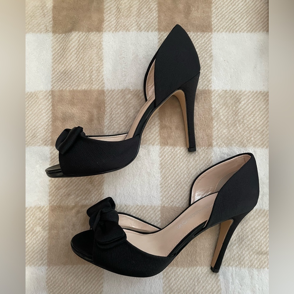 NEW Women’s Caparros Elegant Black Peep-Toe Bow Heels New with Box size 8B